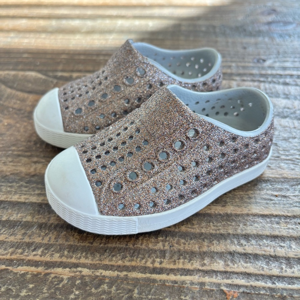 Native Kids Glitter Shoes in Rose Gold and White